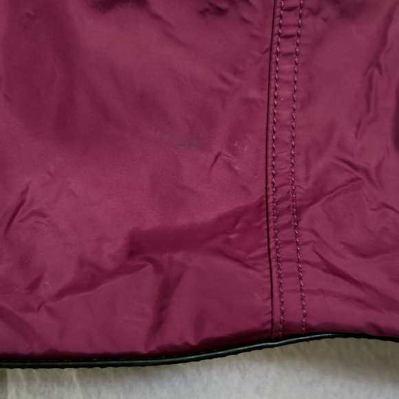 Burberry Buckleigh nylon tote bag with leather trim in dark red - Picture 4 of 15